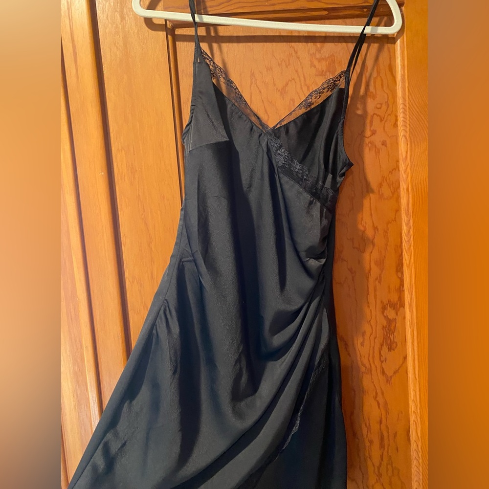 Últra-flattering LBD with lace detail